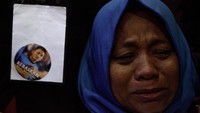 Ibu dari Pegi Setiawan Kartini menangis saat mendengarkan putusan gugatan praperadilan Pegi Setiawan. Sidang gugatan praperadilan Pegi Setiawan digelar di PN Bandung pada Senin (8/7/2024). Eman Sulaeman bertindak sebagai hakim yang mengadili gugatan tersebut.