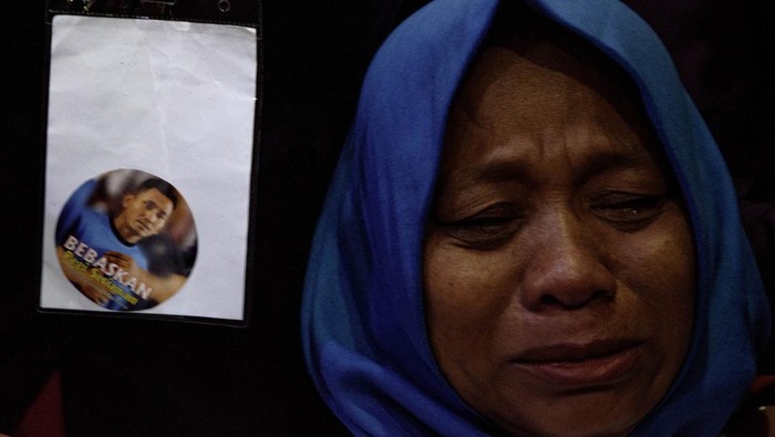 Tim kuasa hukum Pegi Setiawan sujud sukur usai sidang putusan gugatan praperadilan Pegi Setiawan di Pengadilan Negeri Bandung, Jawa Barat, Senin (8/7/2024). Majelis hakim mengabulkan gugatan praperadilan yang diajukan tim kuasa hukum Pegi Setiawan terkait penetapan sebagai tersangka kasus pembunuhan Eky dan Vina Cirebon oleh Polda Jawa Barat dengan dinyatakan tidak sah dan batal demi hukum. ANTARA FOTO/Novrian Arbi/rwa.
