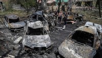 Sejumlah mobil hangus terbakar akibat rudal Rusia.  