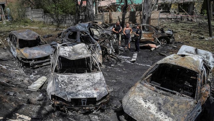 Rescuers and volunteers work at Ohmatdyt Children's Hospital that was damaged during Russian missile strikes, amid Russia's attack on Ukraine, in Kyiv, Ukraine July 8, 2024. REUTERS/Oleksandr Ratushniak