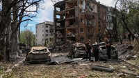 Sejumlah bangunan di Kyiv rusak akibat serangan terbaru Rusia.  