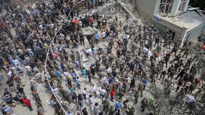 Rescuers and volunteers work at Ohmatdyt Children's Hospital that was damaged during Russian missile strikes, amid Russia's attack on Ukraine, in Kyiv, Ukraine July 8, 2024. REUTERS/Oleksandr Ratushniak