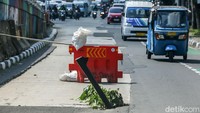 Ada empat lubang di jalan yang selalu ramai oleh lalu lalang kendaraan tersebut.