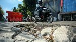 Hati-hati! Ada Lubang di Tengah Jalan Kampung Melayu Besar Jakarta