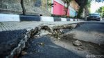Hati-hati! Ada Lubang di Tengah Jalan Kampung Melayu Besar Jakarta