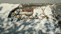 Hingga kini belum ada tanda-tanda perbaikan jalan yang berlubang tersebut.
