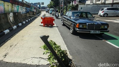 Hati-hati! Ada Lubang di Tengah Jalan Kampung Melayu Besar Jakarta