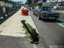 Hati-hati! Ada Lubang di Tengah Jalan Kampung Melayu Besar Jakarta