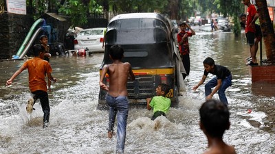 Hujan Monsun Picu Banjir hingga Ganggu Transportasi di Mumbai India