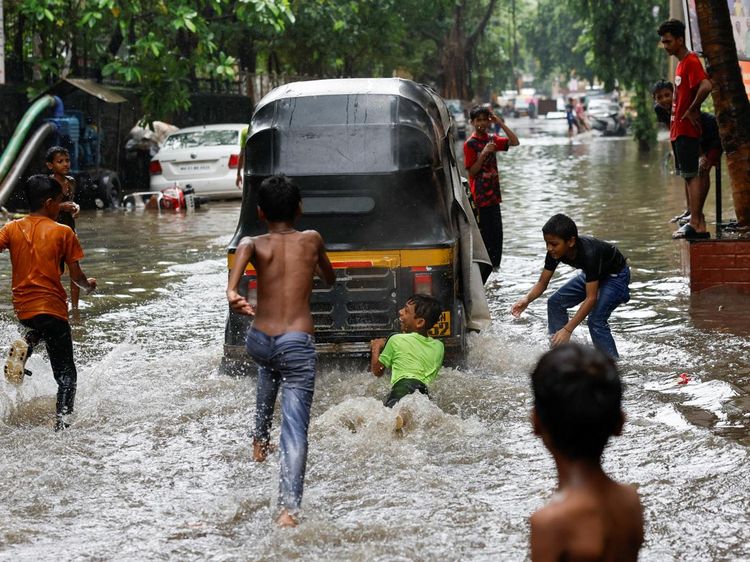 Hujan Monsun Picu Banjir hingga Ganggu Transportasi di Mumbai India