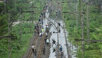 Banjir juga merendam rel kereta api hingga mengganggu transportasi. Lebih dari 250 penerbangan ditunda dan setidaknya 30 dibatalkan di bandara kota tersebut, menurut situs layanan pelacakan Flightradar24.