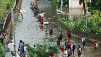 Hujan lebat pada Senin (8/7/2024) membanjiri jalan di ibu kota keuangan India, Mumbai. Para penumpang kendaraan harus melewati banjir setinggi lutut yang menenggelamkan sebagian kendaraan di kota tersebut ketika lalu lintas menumpuk di jalan raya Ekspres Timur dan Barat kota tersebut.