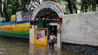 Banjir yang disebabkan hujan monsun itu juga memaksa beberapa sekolah di kota tersebut tutup.