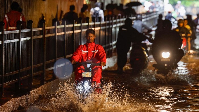 Hujan Monsun Picu Banjir hingga Ganggu Transportasi di Mumbai India People walk on a waterlogged street after heavy rains in Mumbai, India, July 8, 2024. REUTERS/Francis Mascarenhas