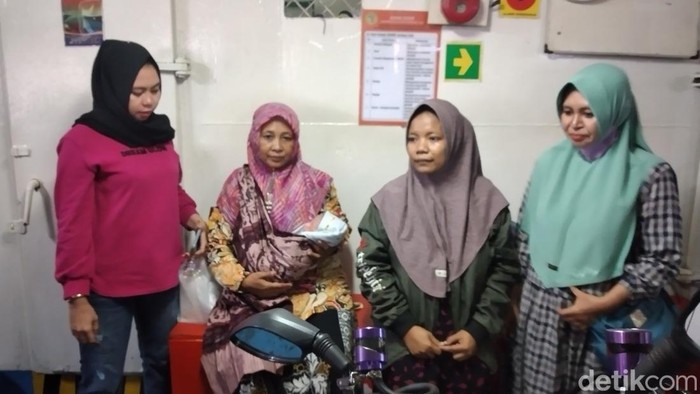 Ibu yang melahirkan anaknya di kapal menuju ke Sumenep