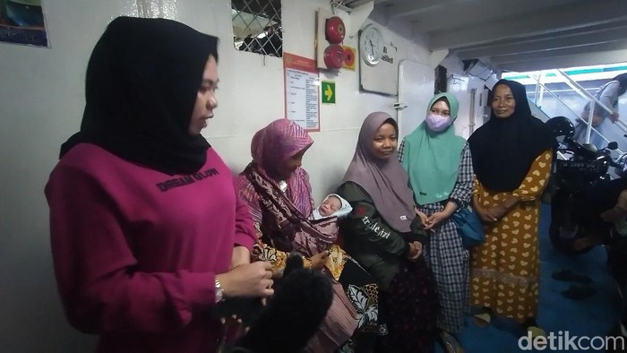 Ibu yang melahirkan anaknya di kapal menuju ke Sumenep