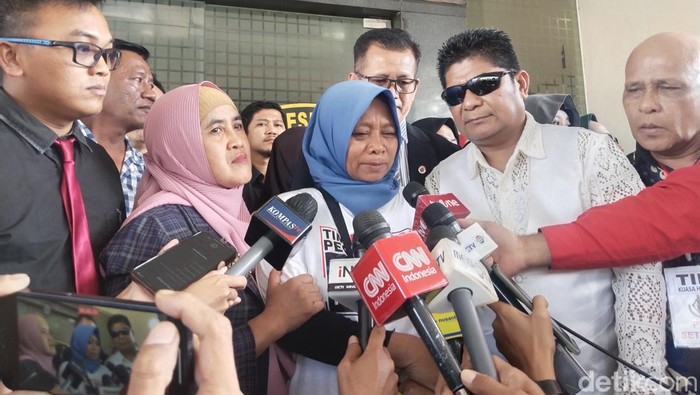 Ibunda Pegi Setiawan di Mapolda Jabar