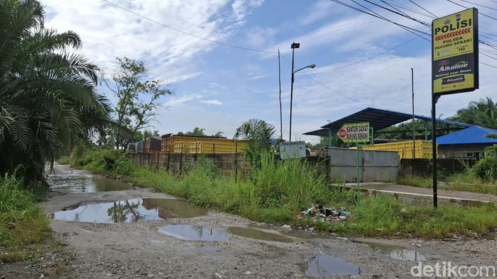 Jalan rusak parah menuju Kantor Camat dan Mapolsek Payung Sekaki di Pekanbaru (Foto: Raja Adil Siregar/detikSumut).