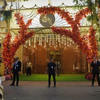 Suasana di depan rumah ‘Anitlia’, kediaman Mukesh Ambani yang bakal menjadi pusat dari pesta pernikahan Anant dan Radhika. Dekorasi bernuansa etnik sudah menghiasi gerbang dari kediaman keluarga Ambani berupa gedung 27 lantai itu. (Foto: Ashish Vaishnav/SOPA Images/LightRocket via Getty Images)