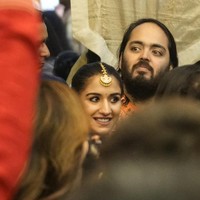 Acara pra-pernikahan sudah berlangsung sejak Maret lalu dengan digelarnya pesta supermewah dan meriah. Disemarakkan dengan penampilan Rihanna hingga Katy Perry, serta kehadiran tamu dari kalangan pesohor dunia seperti Mark Zuckerberg dan Ivanka Trump, hajatan Anant dan Radhika sukses menyita perhatian dunia. (Foto: AP Photo/Rafiq Maqbool)