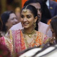 Acara pra-pernikahan sudah berlangsung sejak Maret lalu dengan digelarnya pesta meriah. Dimeriahkan oleh penampilan Rihanna, Katy Perry hingga Justin Bieber, serta kehadiran tamu dari kalangan  pesohor dunia seperti Mark Zuckerberg dan Ivanka Trump, hajatan Anant dan Radhika sukses menyita perhatian dunia. (Foto: AP Photo/Rafiq Maqbool)