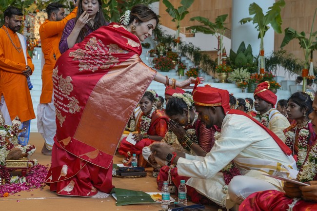 Mukesh Ambani dan istrinya, Nita Ambani, turut memanfaatkan momen bahagia mereka untuk berbagi dengan kaum papah. Mereka mengadakan pernikahan massal bagi 50 pasangan dari keluarga miskin. (Foto: AP Photo/Rafiq Maqbool)