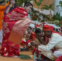 Mukesh Ambani dan istrinya, Nita Ambani, turut memanfaatkan momen bahagia mereka untuk berbagi dengan kaum papah. Mereka mengadakan pernikahan massal bagi 50 pasangan dari keluarga miskin. (Foto: AP Photo/Rafiq Maqbool)