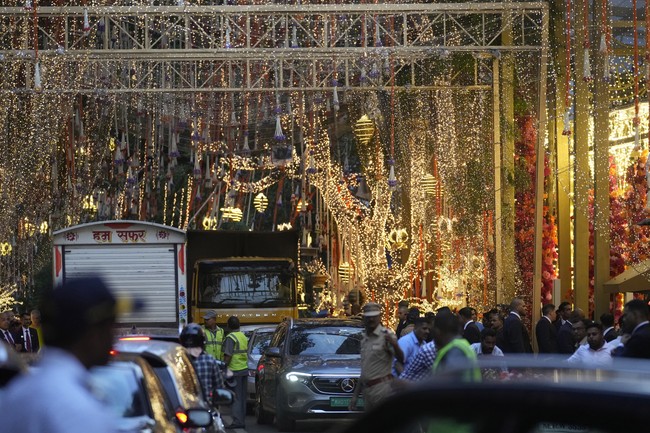 Jalan-jalan di Mumbai, terutama di sekitaran kediaman Ambani, ikut bersolek menjelang hari bahagia tersebut. Acara pernikahan akan difokuskan di rumah megah yang dinamai ‘Anitlia’ itu. Rumah tersebut berbentuk gedung 27 lantai. (Foto: AP Photo/Rafiq Maqbool)