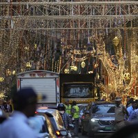 Jalan-jalan di Mumbai, terutama di sekitaran kediaman Ambani, ikut bersolek menjelang hari bahagia tersebut. Acara pernikahan akan difokuskan di rumah megah yang dinamai ‘Anitlia’ itu. Rumah tersebut berbentuk gedung 27 lantai. (Foto: AP Photo/Rafiq Maqbool)