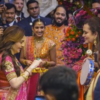 Anant Ambani, anak bungsu Ambani, akan menikah dengan Radhika Merchant pada Jumat (12/7/2024), kemudian dilanjutkan pesta hingga tiga hari ke depan. Hari tersebut sudah disesuiakan dengan tanggal baik berdasarkan hari kelahiran mereka menurut kepercayaan Hindu.  (Foto: AP Photo/Rafiq Maqbool)