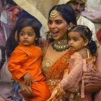 Ekspresi bahagia menghiasi wajah Mukesh Ambani (kanan), ayah mempelai pria. Ia tampak bersama putrinya, Isha Ambani, dan kedua cucunya. Dengan harta yang tercatat bernilai US$ 116 miliar, pria 66 tahun itu menempati urutan ke-9 orang terkaya di dunia dan pertama di kawasan Asia menurut Forbes. (Foto: AP Photo/Rafiq Maqbool)