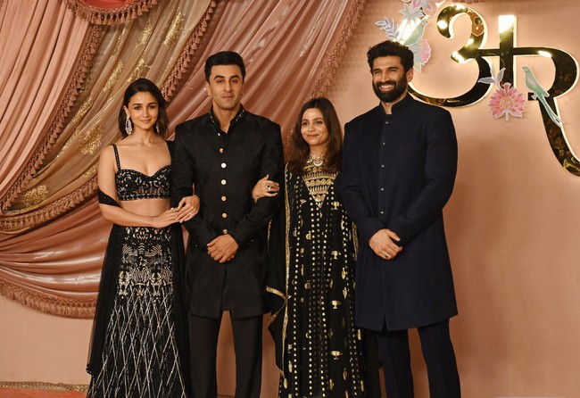 Proses sangeet digelar di Jio World Centre, gedung pertemuan milik keluarga Ambani baru-baru ini. Acara tersebut bertaburan para bintang Bollywood seperti Ranbir Kapoor, Aditya Roy Kapur, serta kakak-beradik Alia Bhatt dan Ranbir Kapoor. (Foto: Ashish Vaishnav/SOPA Images/LightRocket via Getty Images)