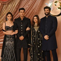 Proses sangeet digelar di Jio World Centre, gedung pertemuan milik keluarga Ambani baru-baru ini. Acara tersebut bertaburan para bintang Bollywood seperti Ranbir Kapoor, Aditya Roy Kapur, serta kakak-beradik Alia Bhatt dan Ranbir Kapoor. (Foto: Ashish Vaishnav/SOPA Images/LightRocket via Getty Images)