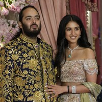 Anant dan Radhika, sama-sama berusia 29 tahun, bertemu saat kuliah di AS pada 2017. “Ada percikan saat pertemuan pertama kami dan tak lama setelah itu kami mulai berkencan,” ungkap Radhika kepada Vogue. Radhika juga berasal dari keluarga berada. Ayahnya, Viren Merchant, adalah konglomerat farmasi yang mendirikan perusahaan bernama Encore Healthcare. (Foto: AP Photo/Rajanish Kakade)