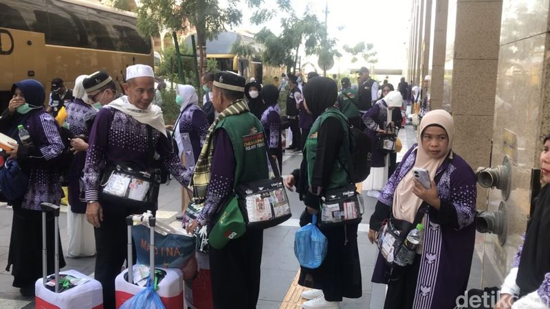 Jemaah kelompok terbang (kloter) 9 Embarkasi Balikpapan (BPN-9) delay 28 jam