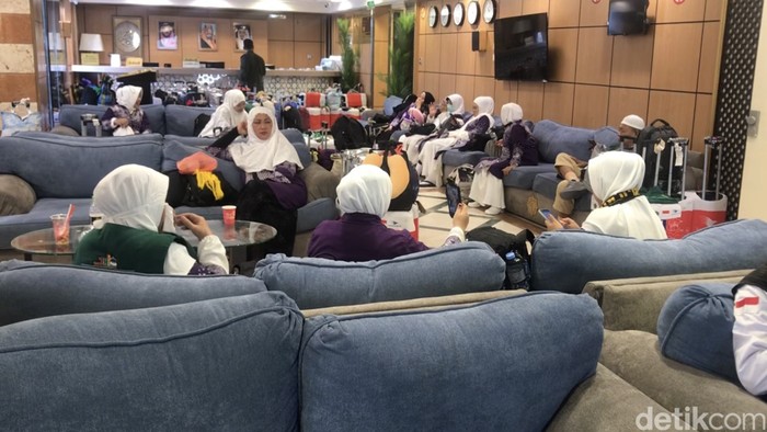 Jemaah kelompok terbang (kloter) 9 Embarkasi Balikpapan (BPN-9) delay 28 jam