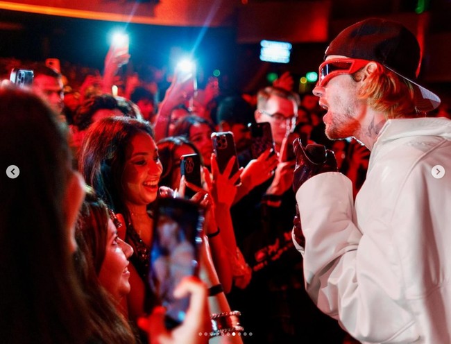 Dalam foto yang diunggah Justin Bieber ke Instagram, pelantun Love Yourself itu terlihat dicintai penonton di pesta pranikah Anant Ambani dan Radhika Merchant yang digelar di Jio Convention Centre pada akhir pekan kemarin. Foto: Dok. Instagram Justin Bieber