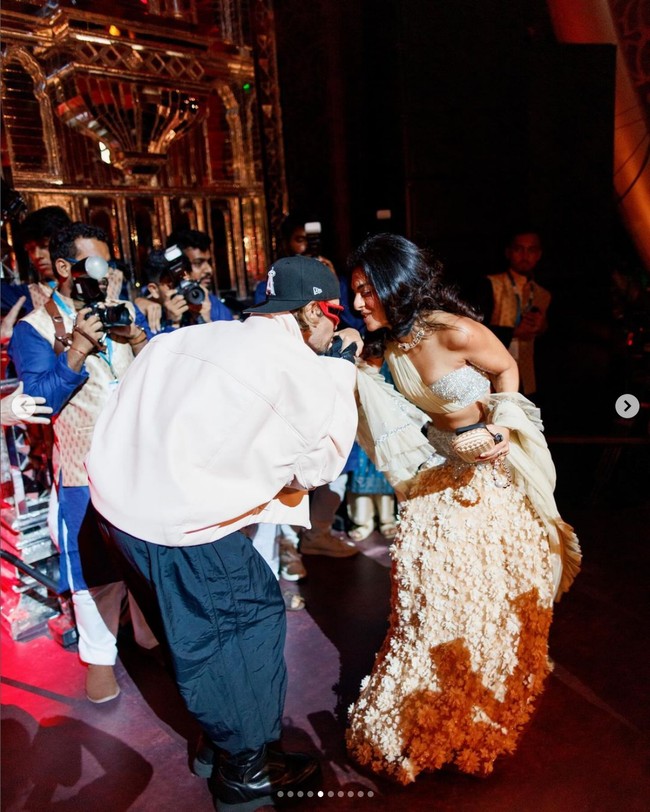 Penonton di pesta pranikah pasangan crazy rich India ini terlihat asyik bernyanyi dan berdansa bersama Justin Bieber. Foto: Dok. Instagram Justin Bieber