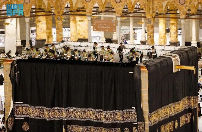 Ka'bah dipasangkan kiswah baru