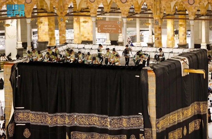 Ka'bah dipasangkan kiswah baru Ka'bah dipasangkan kiswah baru