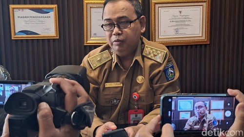 Kepala Dinas Dikbud NTB Aidy Furqan saat diwawancarai awak media di ruangannya, Senin siang (8/7/2024).