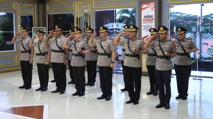 Kapolda Aceh Irjen Achmad Kartiko memimpin upacara serah terima jabatan (sertijab) Kabidkeu beserta tujuh Kapolres. (Foto: dok Polda Aceh)