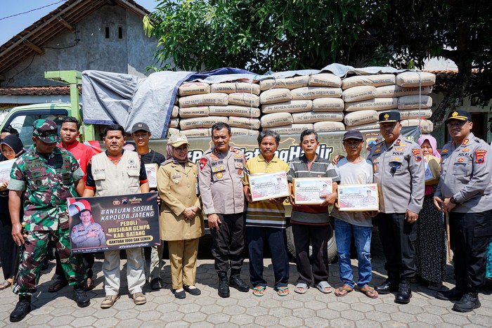 Kapolda Jateng Irjen Ahmad Luthfi saat meninjau dan memberikan bantuan korban gempa di Kabupaten Batang, Senin (8/7/2024).