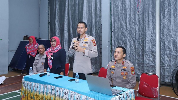 Kapolsek Mampang Prapatan Kompol David Kanitero menghadiri MPLS siswa SMPN 43 Jakarta