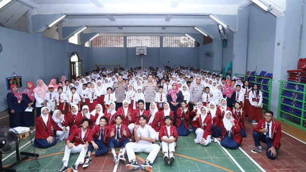 Kapolsek Mampang Prapatan Kompol David Kanitero menghadiri MPLS siswa SMPN 43 Jakarta