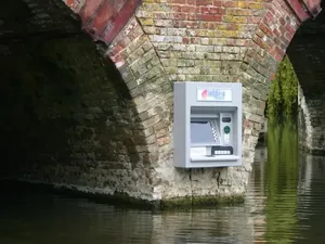 Lho, Ada Mesin ATM di Pilar Jembatan di Tengah Sungai?