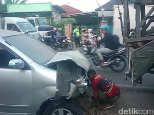 Dipicu Ban Meletus, 2 Avanza Adu Banteng di Jalan Tayu-Pati
