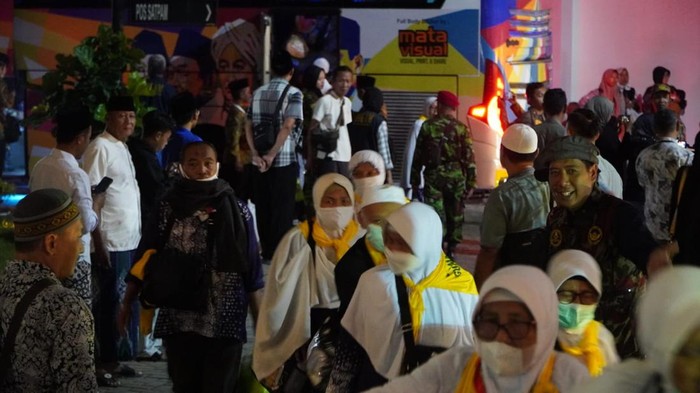 Kedatangan 319 jemaah haji rombongan Gunungkidul di pendopo Taman Budaya Gunungkidul di Kapanewon Playen pada Minggu (7/7/2024) malam.