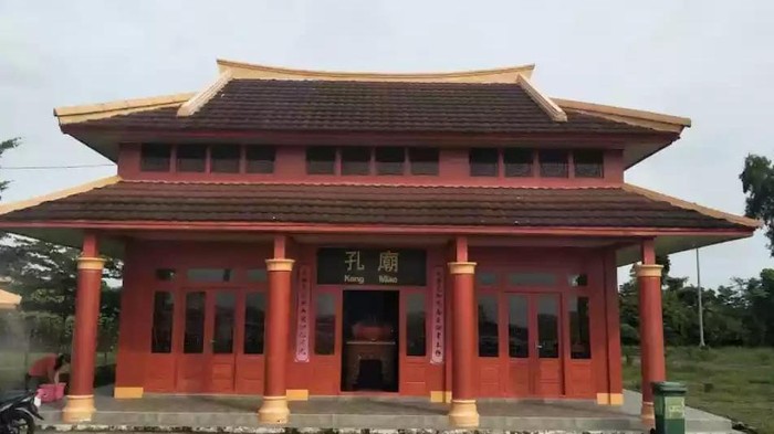 Kelenteng Kong Miao di Jakabaring, Palembang jadi sasaran pencurian. Satreskrim Polrestabes Palembang memburu pelaku yang membobol kelenteng tersebut.