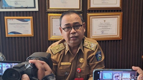 Kepala Disdikbud NTB Aidy Furqan saat ditemui di ruang kerjanya, Senin siang (8/7/2024). (Nathea Citra/detikBali)